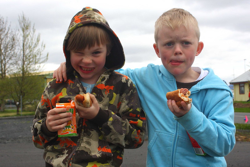 two Icelandic children are enjoying the icelandic hot dogs