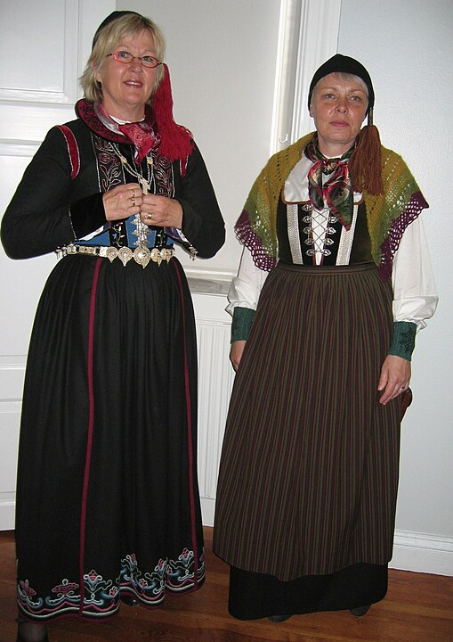 two Icelandic women with traditional clothes