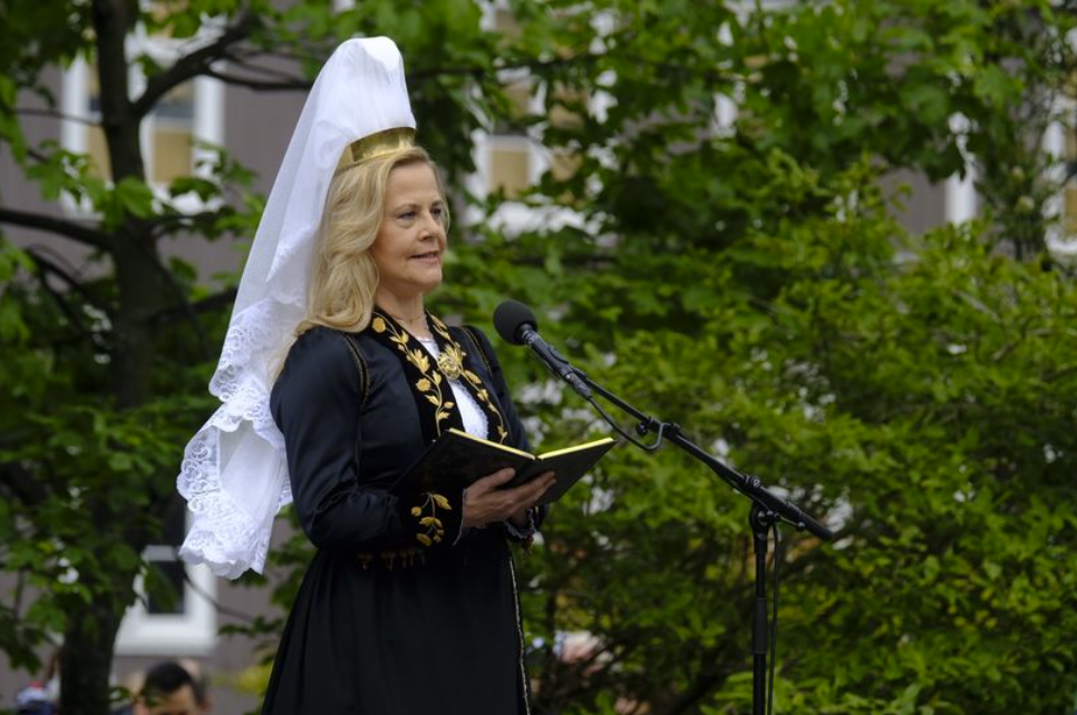 Iceland first lady is always dressed in this type of national costume skautbúningur on National day