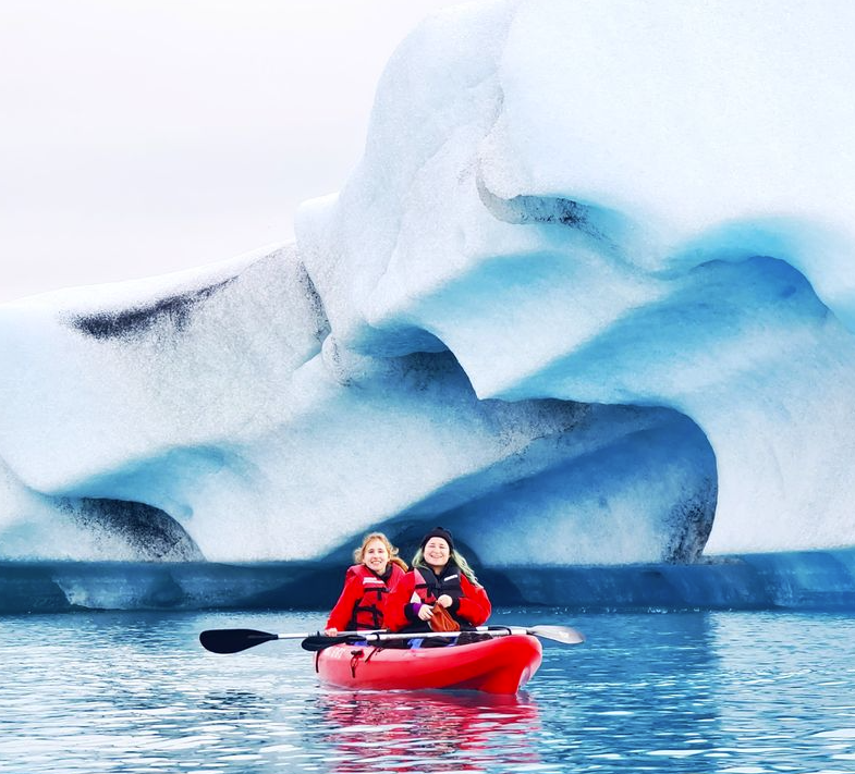Kayak in Iceland with a friend in a tour