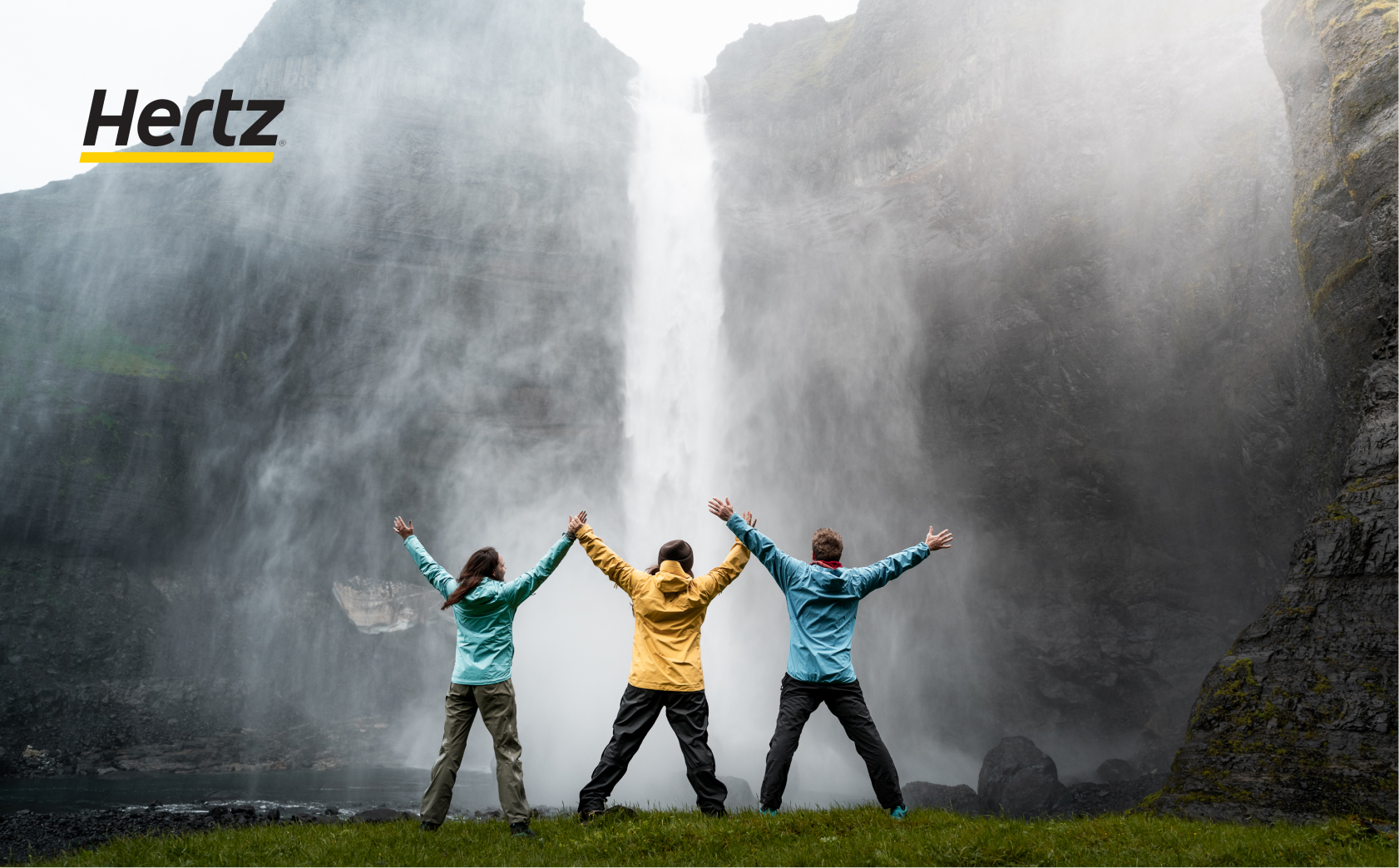 Visitar las cascadas de Islandia es una de las principales actividades.