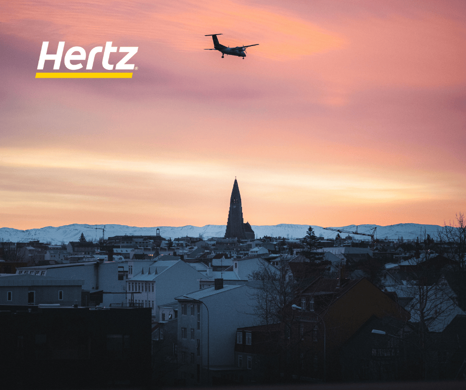 La iglesia Hallgrímskirkja está situada en el centro de Reikiavik.