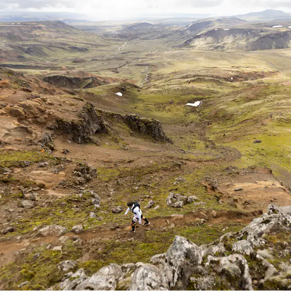 Hengill Ultra runners with a Hertz SUV