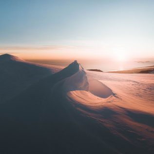 体验最美极昼：午夜太阳自驾游夏季冰岛