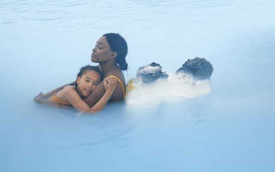 冬天在冰岛泡温泉