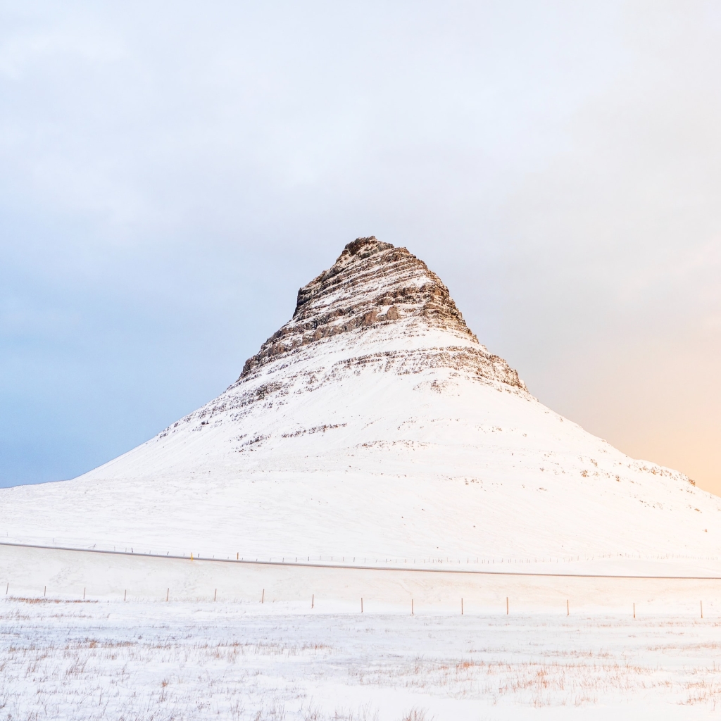 冰岛冬季草帽山景色