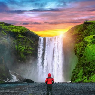 冰岛8月是旅行旺季，也是自驾冰岛的最佳季节