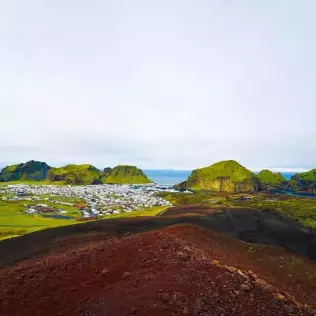 探索西人岛的埃尔德费尔火山 (Eldfell Volcano)