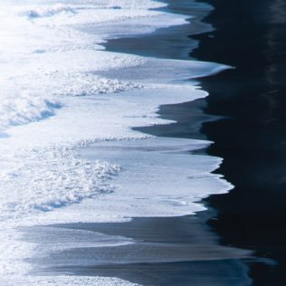 冰島雷尼斯黑沙灘
