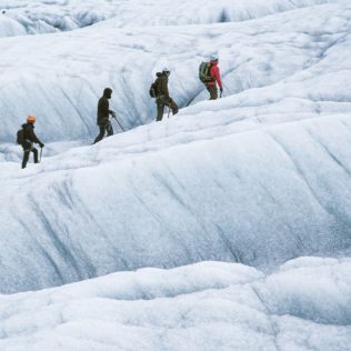 冰川徒步是體驗冰島最佳的戶外活動之一