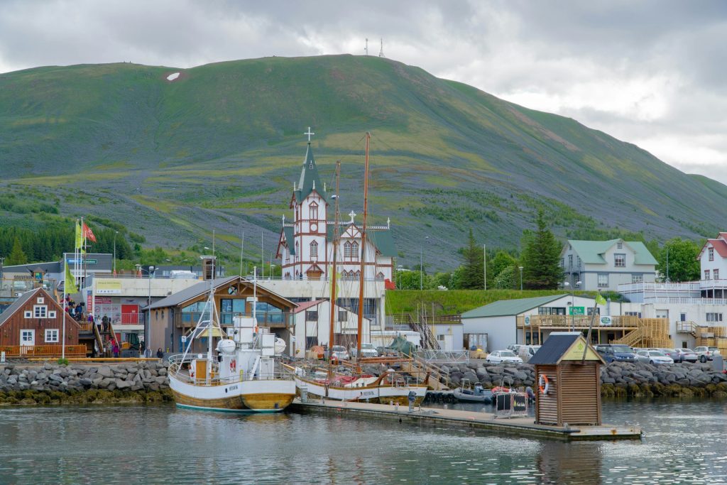 冰島觀鯨小鎮胡薩維克（Húsavík）